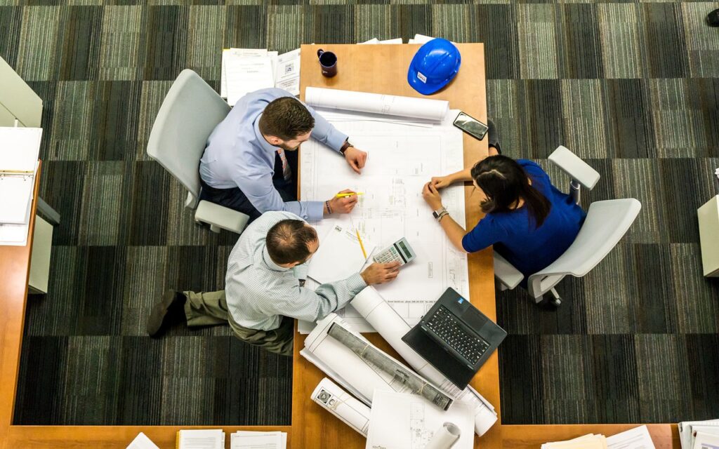 Meeting of 3 people around a table